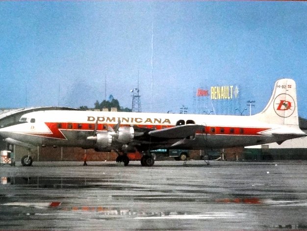 Dominicana Airlines Color post card with an air plane for the Dominicana Airlines. Dimension is 4 by 6.5 inches. Postal a color con un avión...