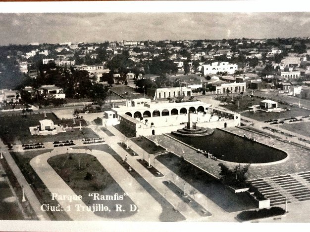 Parque Ramfis Black and white post card with the ocean front Ramfis Park located in Ciudad Trujillo. Dimension is 3.5 by 5.5 inches....