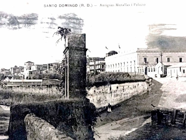 Muralla Black and white post card with an antique wall. Dimension is 3.5 by 5.5 inches. Postal en blanco y negro con la muralla...