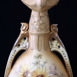 Amphora - Anfora Robert Hanke with a hand painted in light brown color and flowers of different colors in the center, and with a size of 12 inches high. Robert Hanke de color...