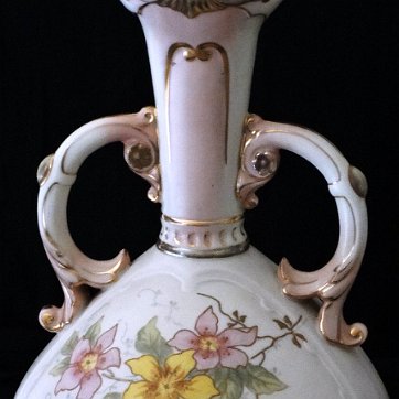 Amphora - Anfora Robert Hanke a hand painted in light brown color and flowers in yellow, blue and pink color in the center, and with a size of 12 inches high. Robert Hanke de...
