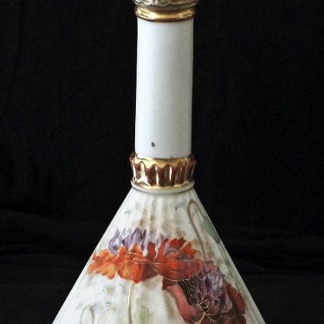 Amphora - Anfora Robert Hanke with a hand painted in light brown color and red and green flowers in the center, and with a size of 10 inches high. Robert Hanke de color crema...