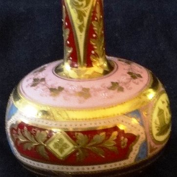 Amphora - Anfora Beehive with a small jar hand painted in gold, pink and yellow, and with a size of 6 inches high. Beehive con pequeña pieza pintada a mano con relieve de color...