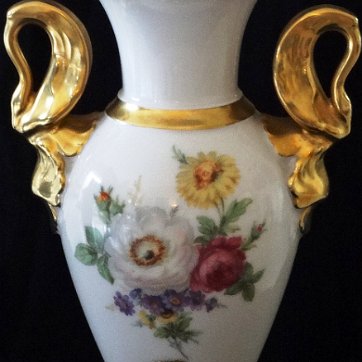 Amphora - Anfora Lidner with a hand painted in light brown color, flowers in the center and gold handles, and a size of 10 inches high. Lidner de color crema pintada a mano con...