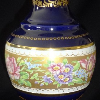 Amphora - Anfora Hand painted jar with many flowers and gold hand colored borders, with a bronze top, and with a size of 12 inches high. Jarrón con una decoración con flores y...
