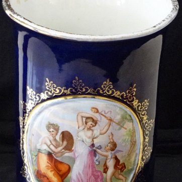Amphora - Anfora Traditional blue color, the center with hand painted flowers and gold handles, and with a size of 12 inches high. Color azul tradicional con el centro pintado a...
