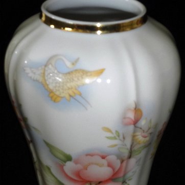 Amphora - Anfora Wunsiedel a light brown in color with flowers and gold borders, and with 8 inches high. Wunsiedel de color crema con flores pintadas a mano y bordes dorados, y...