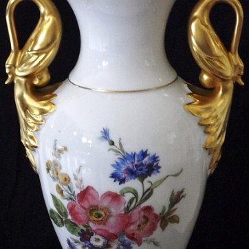 Amphora - Anfora Alka Kunst with a hand painted in light brown, the center with flowers and gold handles, and with a size of 14 inches high. Alka Kunst de color crema con el...