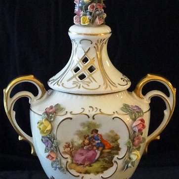 Amphora - Anfora Napoleon Dresden with a hand painted in light brown color, flowers and gold handles, and with a size of 12 inches high. Napoleon Dresden pintada a mano de color...