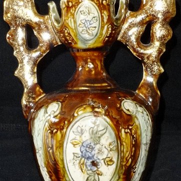 Amphora - Anfora Hand painted in brown color with intricate gold handles and with a size of 6 inches high. Pintado a mano de color marrón con asas en dorado y un tamaño de 6...