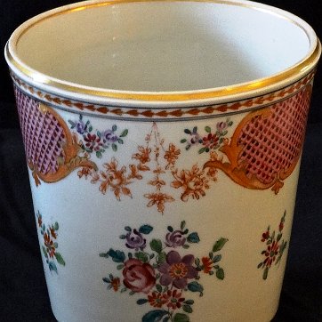 Amphora - Anfora Hand painted in pink, flowers and gold handles, and with a size of 6 inches high. Decoración a mano en rosado, con flores y bordes dorados, y un tamaño de 6...
