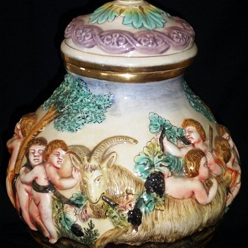 Amphora - Anfora Capodimonte set of two jars with a bronze base and relief decoration with putties, lambs and trees, and with 8 inches high. Capodimonte pareja de ánforas con...