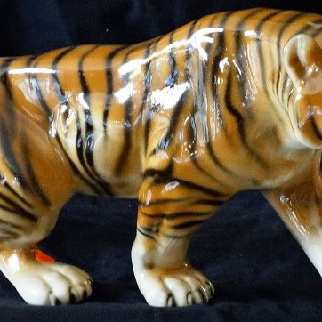 Tiger - Tiguere Royal Dux with a large hand painted tiger with a size of 14 inches long. Factory marks in the bottom of the piece. Royal Dux con un tigre pintado a mano de...