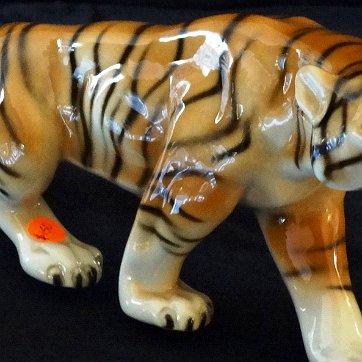 Tiger - Tiguere Royal Dux with an excellent midsize walking tiger and with a size of 10 inches in length. Royal Dux con un tigre caminando y de mediano tamaño con 10 pulgadas...