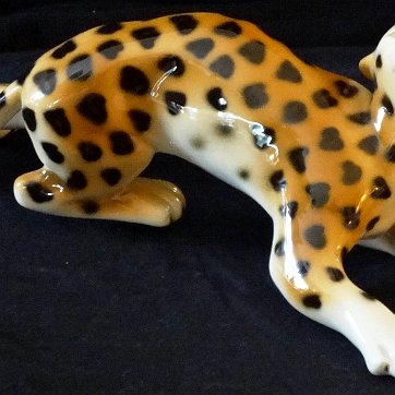 Leopard - Leopardo Royal Dux with a small hand painted orange colored leopard looking upwards and with a size of 4 inches long. Royal Dux con un leopardo de color anaranjado...