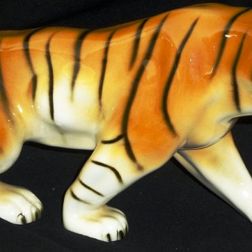 Tiger - Tiguere Royal Dux with a hand painted tiger with a size of 12 inches long. Factory mark on the bottom of the piece. Royal Dux con un tigre de color anaranjado y con un...