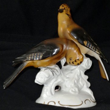 Birds - Pajaros Erphila with a couple of small brown color birds on a white base. Dimension is 7 inches high. Erphila con una pareja de pequeñas aves de color marrón sobre una...