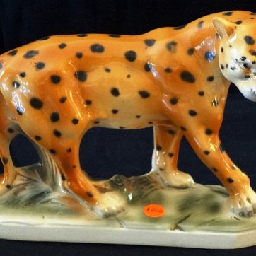 Leopard - Leopardo Sitzendorf with an excellent leopard with original orange like color and black spots. Size is 8 inches long and 4 inches tall. Sitzendorf con un leopardo de...