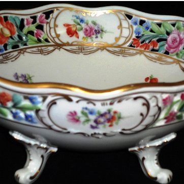 Basket - Canasta Dresden a round decorated with flowers in various hand painted colors, with a size of 11 inches in diameter. Dresden redonda con una decoración a mano con...