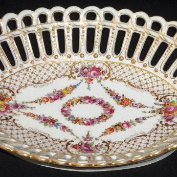Basket - Canasta Dresden oval interlaced with handles and decorated in gold and flowers in the center and in the sides, with 12 inches long. Dresden entrelazada, con asas y...