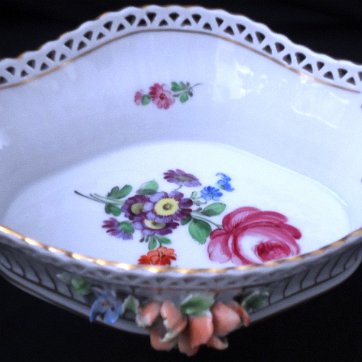 Basket - Canasta Dresden round with handles and hand decorated with flowers inside and on the sides, with a size of 12 inches in diameter. Dresden redonda con asas y decoración...