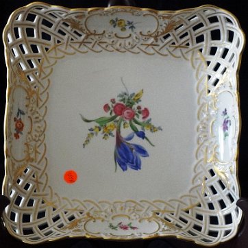 Basket - Canasta Miessen square hand decorated with flowers inside and on the sides, with gold borders, with a size of 8 inches in diameter. Miessen cuadrado con decoración a...