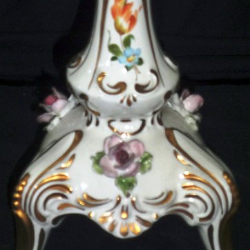 Candelabra - Candelabro Lidner hand decorated with flowers in relief and gold borders, and a size of 8 inches high. Lidner con decoración de flores en relieve y bordes en color oro, y...