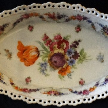 Center - Centro Schumann Bavaria oval hand painted in gold and flowers, with a size of 11 inches long by 6 inches wide. Schumann Bavaria ovalado pintado a mano en dorado y...