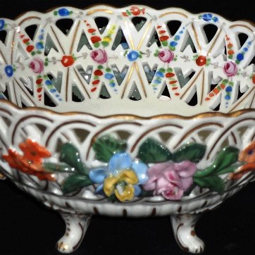 Center - Centro Dresden round with handles and decorated with flowers in relief, with a size of 12 inches in diameter. Dresden redondo con asas y decoración de flores en...