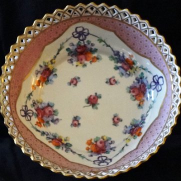 Center - Centro Dresden round with an interlace border and hand painted in pink and flowers, with a size of 8 inches in diameter. Dresden redondo con borde entrelazado pintado...