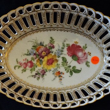 Center - Centro Dresden oval and interlace hand painted in gold and flores in the center and sides, with 11 inches long by 6 inches wide. Dresden ovalado y entrelazado con...