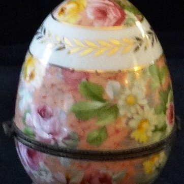 Chest - Cofre Limoges a hand painted egg in pink with touches of green and gold legs, with a size of 4 inches high. Limoges en forma de huevo pintado a mano de color rosado...