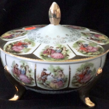 Chest - Cofre Sevres a hand painted scenes Fragonard style, with borders, legs and top in gold color, with a size of 5 inches in diameter. Sevres con escenas pintadas estilo...