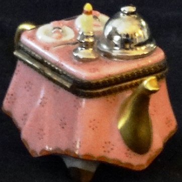 Chest - Cofre Limoges a coffee pot and kitchen top miniature hand painted in pink, with a size of 2 inches high. Limoges miniatura en forma de cafetera y cocina en el tope...