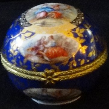 Chest - Cofre Limoges a pill container hand painted in classic blue with romantic scenes and bronze borders, with a size of 2 inches high. Limoges un pastillero de color azul...