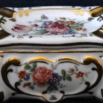 Chest - Cofre Limoges a cigarette container and ash tray hand decorated with flowers and gold borders, with a size of 4 inches in diameter. Limoges un porta cigarrillos y...