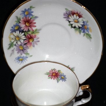 Cup - Taza Regency a set with cup and plate decorated with white, purple and pink flowers, with a size of 4 inches in diameter. Regency un juego de taza y plato con...