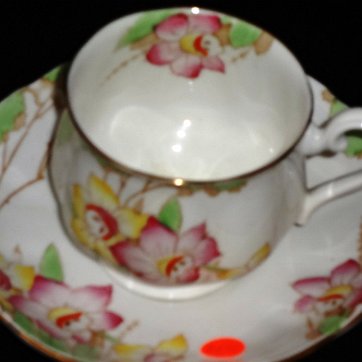Cup - Taza Royal Albert a set with cup and saucer decorated with green and pink flowers, and a size of 4 inches in diameter. Royal Albert un juego de taza y plato con...