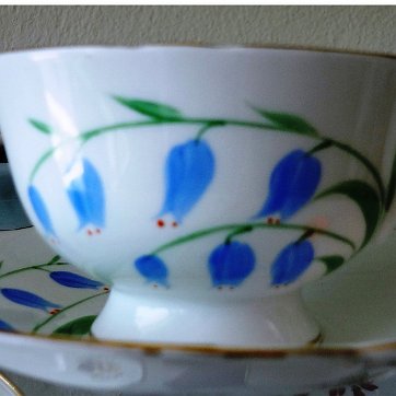 Cup - Taza Alesbury a set with cup and plate decorated with blue and green flowers, with a size of 4 inches in diameter. Alesbury un juego de taza y plato con decoración...
