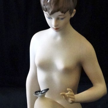 Figure - Figura Royal Dux a seated short hair nude woman with a butterfly in her knee, with a size of 8 inches high. Royal Dux un desnudo de mujer sentada con mariposa en una...