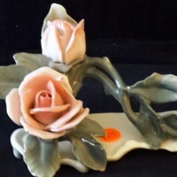 Flowers - Flores Karl Ens a branch with pink roses and green leaves, with a size of 6 inches long. Karl Ens un ramillete de rosas rosadas y hojas verdes, con un tamaño de 6...